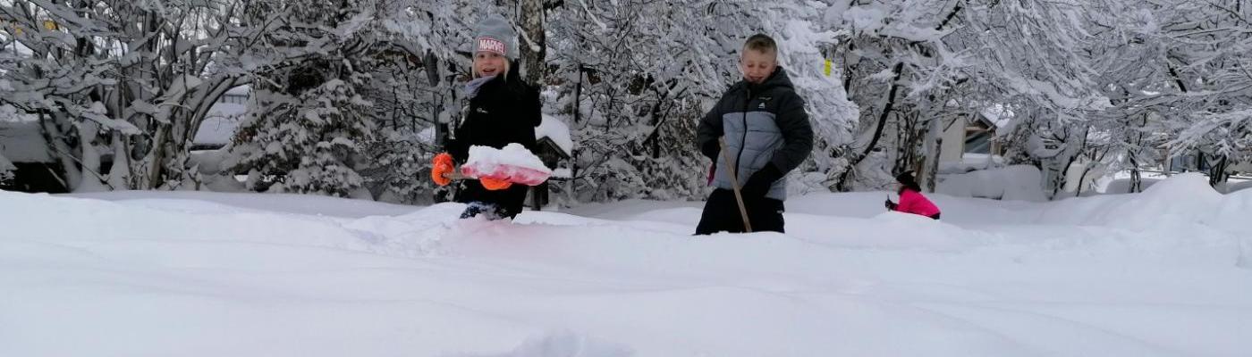Foto vom Spielen im Schnee